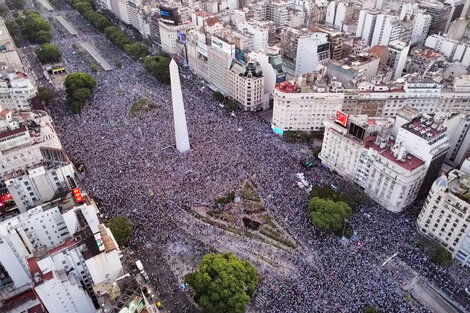 Así se celebró en el centro de la Ciudad de Buenos Aires el pase a la final de la Copa del Mundo 2022 de la selección argentina. (NA)