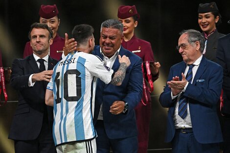 El Chiqui y Messi durante la premiación. Merecida alegría para el presidente de la AFA