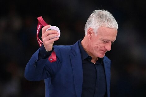 Didier Deschamps y la medalla del segundo puesto. (Foto: AFP)