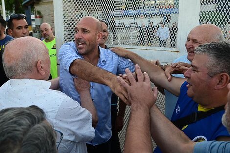 Belloso celebró con simpatizantes en las puertas del Gigante. (Fuente: Sebastián Granata)