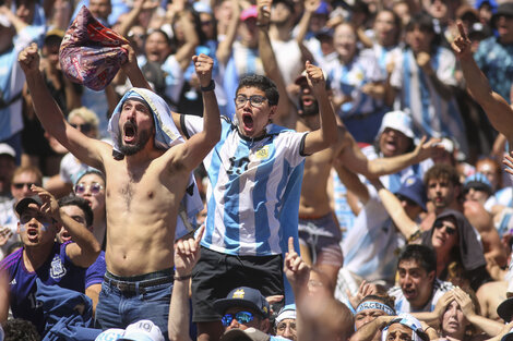Hinchas argentinos mirando la final ante Francia. Imagen: NA.