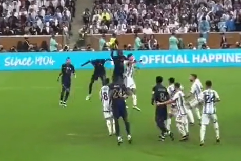 Segundo penal de Francia ¿fue mano de Upamecano y no debería haberse pateado?