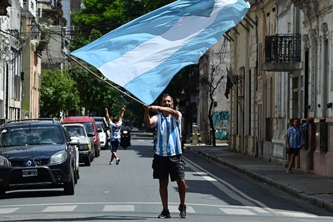 En Rosario y la zona se entusiasman con verlo a los ídolos aunque sea de lejos-