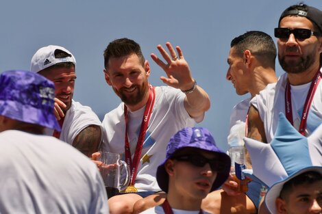 Así vivieron los jugadores el recorrido mundialista dentro de la caravana 