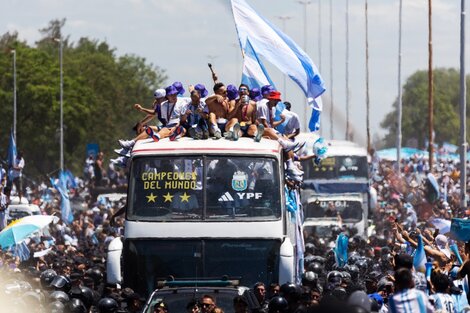 Los jugadores se divirtieron y saludaron a cuanta gente pudieron mientras duró la caravana