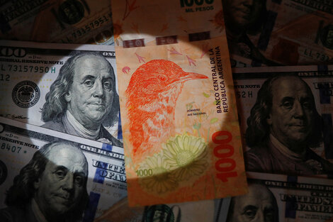 ¿Cuánta plata tienen los argentinos fuera del sistema bancario nacional? (Fuente: NA)