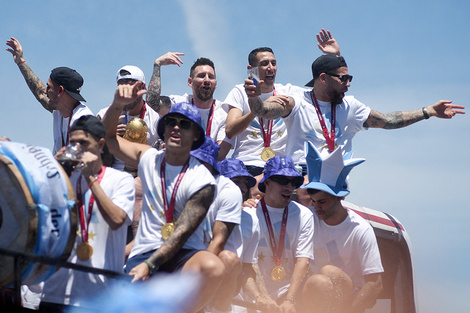 Messi y Di María en la masiva caravana por Buenos Aires.