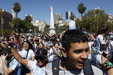 Los hinchas en Plaza de Mayo: tampoco hubo visita de los campeones por allí