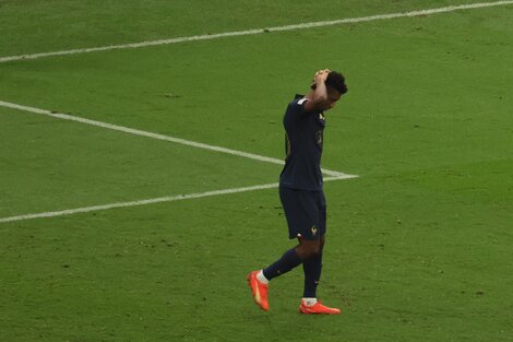 Kingsley Coman se toma la cabeza luego que Dibu Martínez le desviara el penal