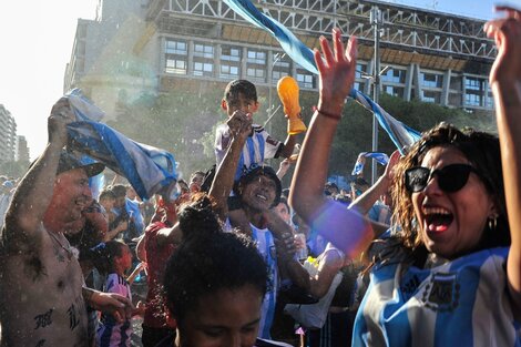 El agua refresca y enciende los ánimos: cuanto más se mojan, cantan más fuerte “el que no salta es un inglés”. (Fuente: Adrián Pérez)