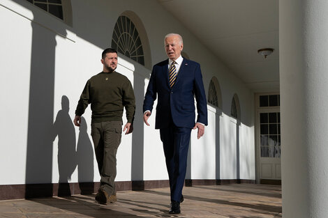 Zelenski y Biden caminan juntos en la Casa Blanca.