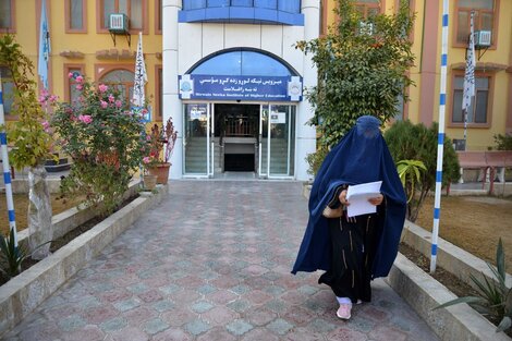 Los talibanes prohibieron la educación universitaria para mujeres en Afganistán. Imagen: AFP