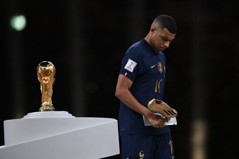 Kylian Mbappé, con su premio al goleador del Mundial de Qatar.