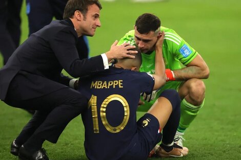 El "Dibu" Martínez junto a Kylian Mbappé y el presidente francés Emmanuel Macron tras la final del mundo. 