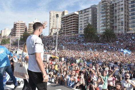 Dibu Martínez saluda a la multitud que lo fue a saludar en Mar del Plata