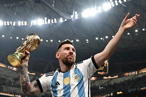 La foto más esperada. Lionel Messi alza con su mano derecha la Copa del Mundo en el que, afirmó, fue su último Mundial. 