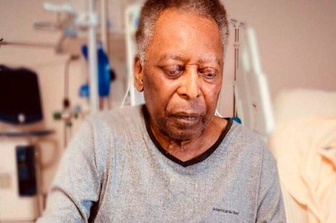 Familiares de Pelé lo acompañan en el hospital en la víspera de Navidad