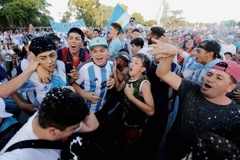 Hinchas argentinos cantan la canción de la Selección.