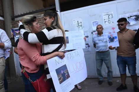 Madre e hija y hermana de Lucas, unidas por el llanto y el abrazo. (Fuente: Télam)