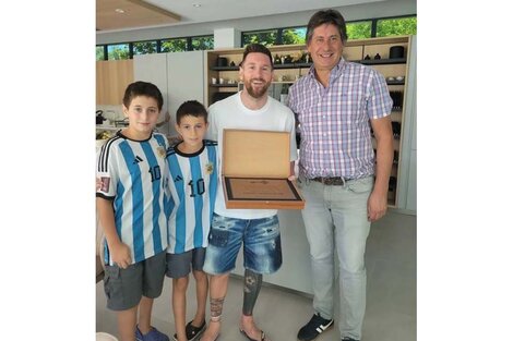 Santacrocce y sus hijos junto Messi en su casa de Funes.