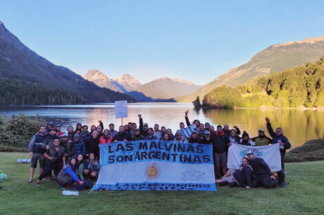 Los manifestantes, con Lago Escondido de Fondo, durante la movilización a la estancia de Lewis.