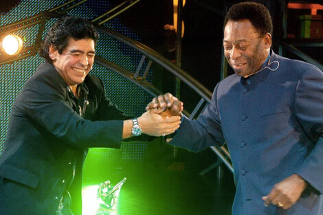 Maradona y Pelé se saludan en "La Noche del 10". 