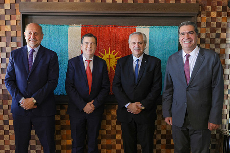 Perotti ayer junto con los gobernadores Zamora y Capitanich y el presidente Fernández. (Fuente: Presidencia de la Nación)