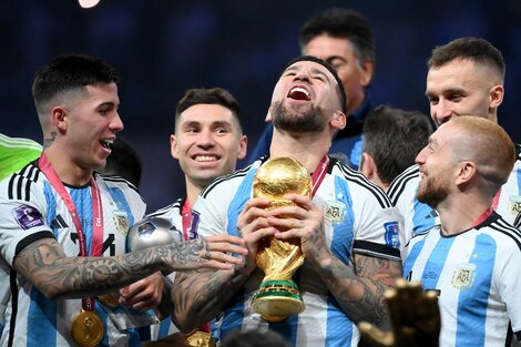 Estos son los "recuerdos" que conservó Nicolás Otamendi de la final del mundo contra Francia. (Foto: AFP)