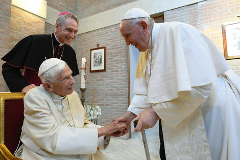 El papa Francisco pidió rezar por la salud de Benedicto XVI