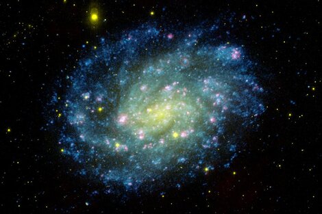 La agencia acompañó su mensaje con una fotografía de "una galaxia espiral en la constelación Sculptor" que muestra los colores de la bandera de Brasil. (Foto: NASA)