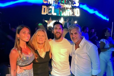 Leo Messi junto a sus padres y su esposa. Imagen: @lucasajuriaok.