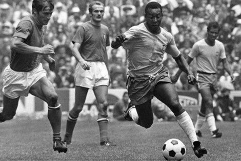 Pelé frente a Italia en el Mundial de 1970.