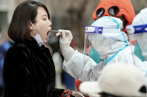 Una nueva ola de contagios en China y el levantamiento de sus restricciones, hizo que se toamran medidas restricciones en los aeropuertos de Europa y Estados Unidos, entre otros, para viajeros que llegan desde el país asiático.