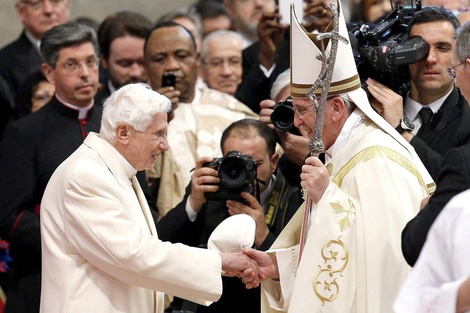 El papa Francisco agradeció a Benedicto XVI "por todo el bien que ha hecho" al recordarlo en el Vaticano