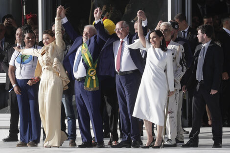 Tras jurar en el Congreso, Lula recibió la banda presidencial