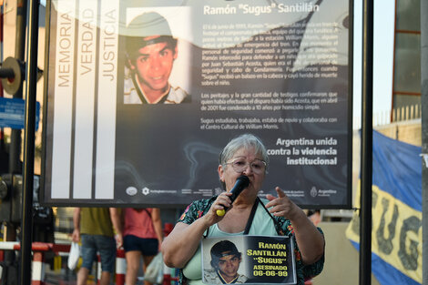 Lilia Saavedra, mamá de Ramón en su homenaje. Imagen: Nicolás Parodi