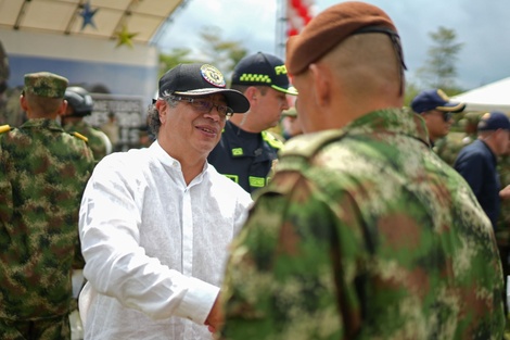 Petro saludo a un soldado durante una recorrida navideña de varias bases militares.