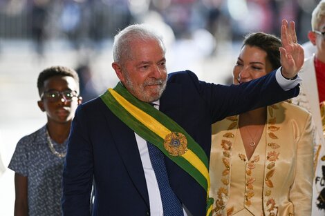 Lula , junto a la primera dama, Rosángela da Silva, saluda con la banda presidencial. 