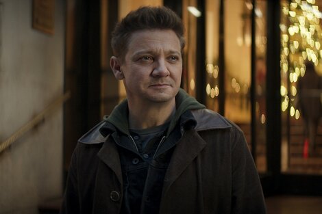 Jeremy Renner, el actor que interpreta a "Ojo de Halcón" en las películas de Marvel, sufrió un accidente mientras usaba una máquina de nieve.