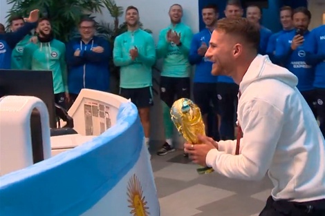 Jugadores y staff del Brighton le regalaron una cálida ovación a Mac Allister