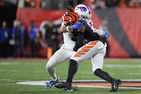 Dramático momento en la NFL: un jugador sufrió un paro cardíaco y lo reanimaron en el campo de juego