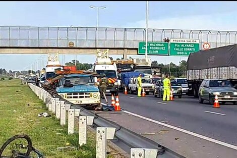 Un joven murió tras ser embestido por un camión en la Autopista del Oeste  