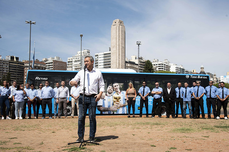 Con la imagen de Messi y Di María estampada en una de las unidades.