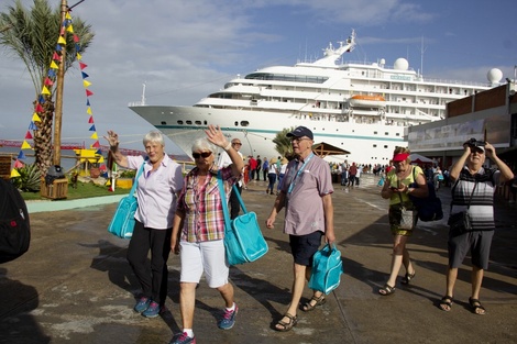 Los turistas, que según las autoridades procedían de España, Francia, Alemania, Italia y Suiza, entre más países, bajaron a puerto con gestos de alegría. (Foto: AFP)