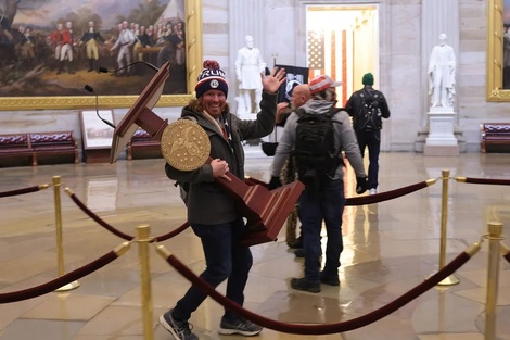 Centenares de simpatizantes del entonces presidente Donald Trump sembraron caos y violencia en el Capitolio, en momentos en que los legisladores certificaban la victoria de Joe Biden. (Foto: AFP)