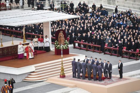 Francisco encabeza la multitudinaria despedida al Papa emérito en la Plaza de San Pedro 