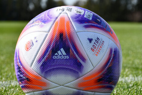 Gotán Argentum, pelota Adidas oficial del fútbol argentino.