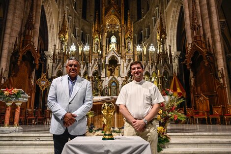 Chiqui Tapia llevó la Copa del Mundo a la Basílica de Luján