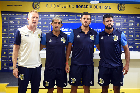 Federico Lussenhoff presentó los tres refuerzos que incorporó el canaya. (Fuente: Prensa CARC)