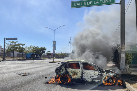 Un autoquemado en Culiacán durante el operativo. (Fuente: AFP)